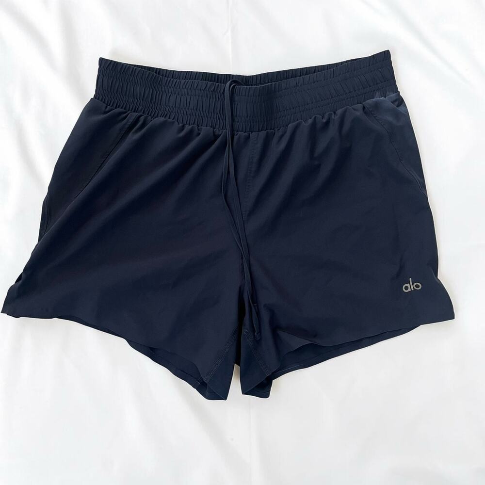Alo Yoga Navy Running Shorts Women's Gorpcore Athleisure Gym Workout Outfit